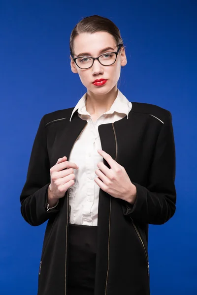 Retrato de una joven con gafas y chaqueta — Foto de Stock