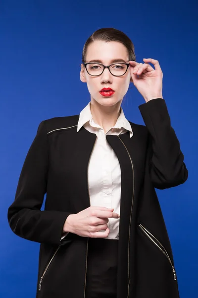 Πορτρέτο μιας νεαρής γυναίκας γυαλιά και σακάκι — Φωτογραφία Αρχείου