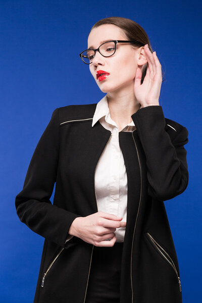 Портрет молодой женщины в очках и куртке
 