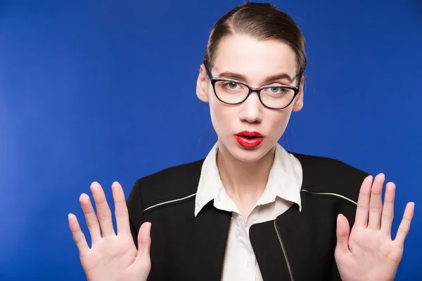 Retrato de chica morena en gafas con las manos cerca de la cara — Foto de Stock