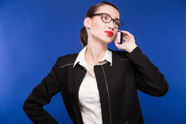 Giovane donna con gli occhiali che parla al telefono — Foto Stock