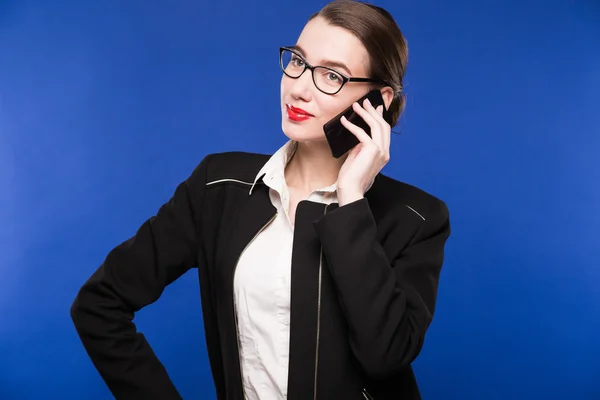 Молода жінка в окулярах говорить по телефону — стокове фото