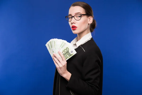 Giovane ragazza con una pila di soldi nelle mani di — Foto Stock