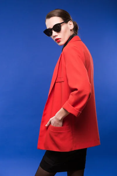 Retrato de una joven en gafas de sol y lápiz labial rojo en los labios — Foto de Stock