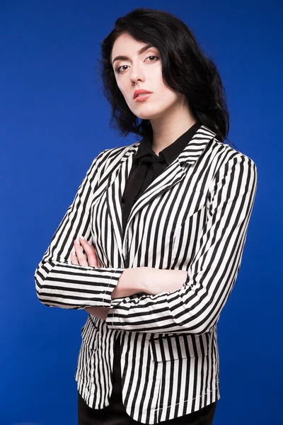 Chica con el pelo negro sobre un fondo azul — Foto de Stock