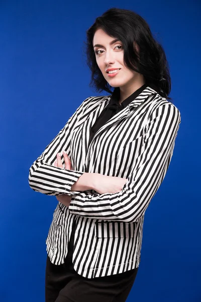 mavi bir arka plan üzerinde siyah saçlı kız