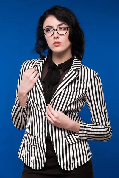 mavi bir arka plan üzerinde siyah bluz kız