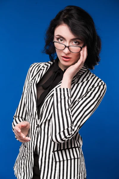 Meisje in een zwarte blouse — Stockfoto