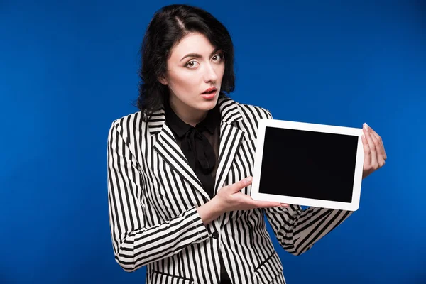 elinde bir tablet ile kız