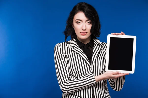 elinde bir tablet ile kız