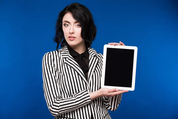 elinde bir tablet ile kız