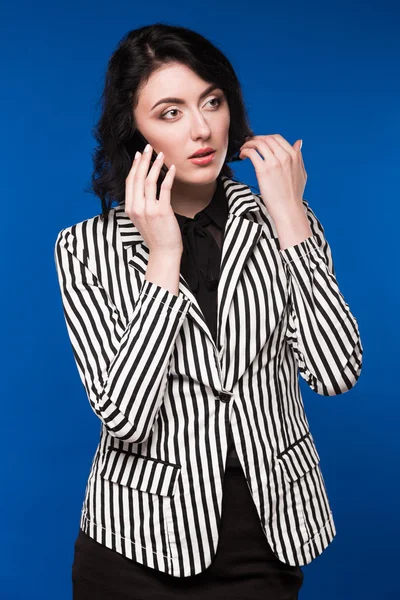 Elinde telefon olan bir kız.