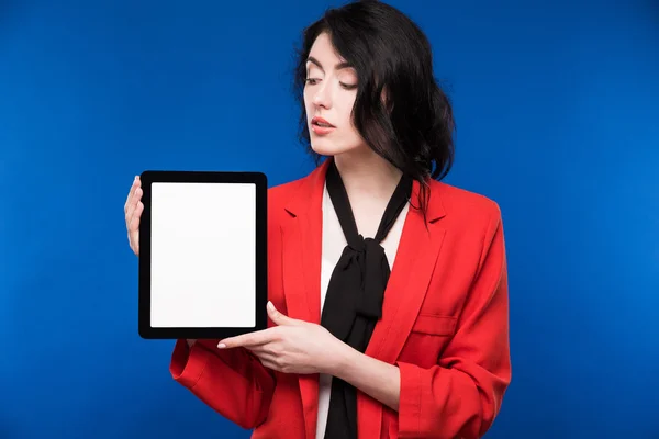 Chica con una tableta en las manos — Foto de Stock