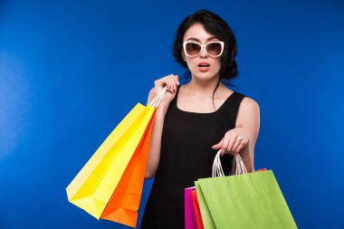 paketleri ile gözlüklü kız