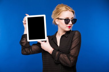 elinde bir tablet ile kız