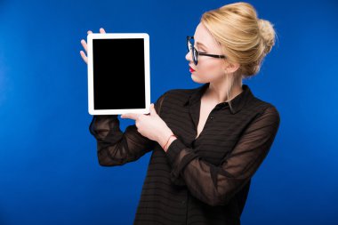 elinde bir tablet ile kız