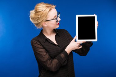 elinde bir tablet ile kız