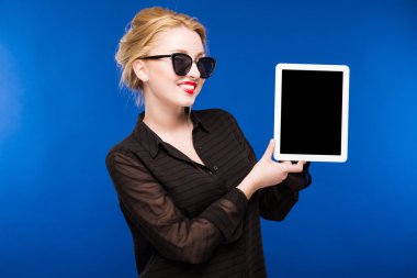 elinde bir tablet ile kız