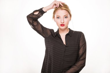 Genç sarışın kadın makyaj ile