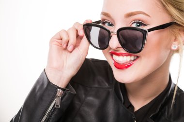 kalıcı makyaj gözlük ile gülümseyen kız