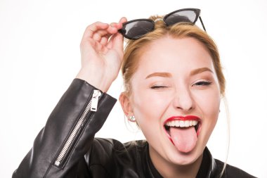 Kalıcı makyaj gözlük ile kız