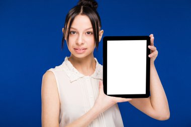 elinde bir tablet ile kız