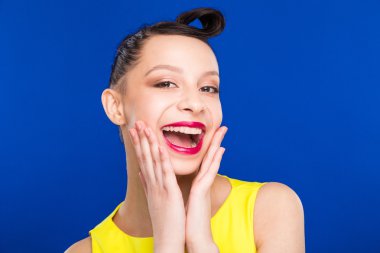 Kız makyaj ve giyim