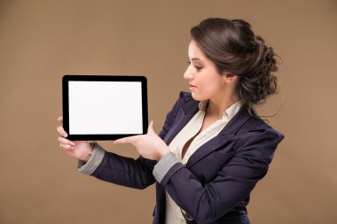 elinde bir tablet ile kız