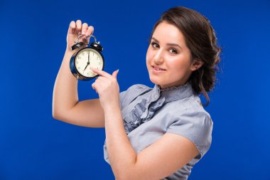 Çalar saati olan kız.