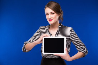elinde bir tablet ile kız