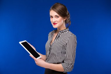 elinde bir tablet ile kız