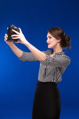 Kız kameraya bakıyor.