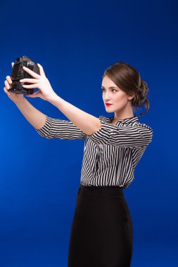 Kız kameraya bakıyor.