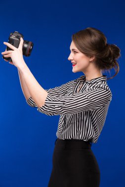 Kız kameraya bakıyor.