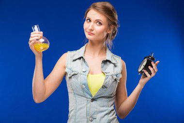 kabı ve saat ile kız