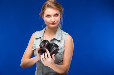 Kız el bir fotoğraf makinesi