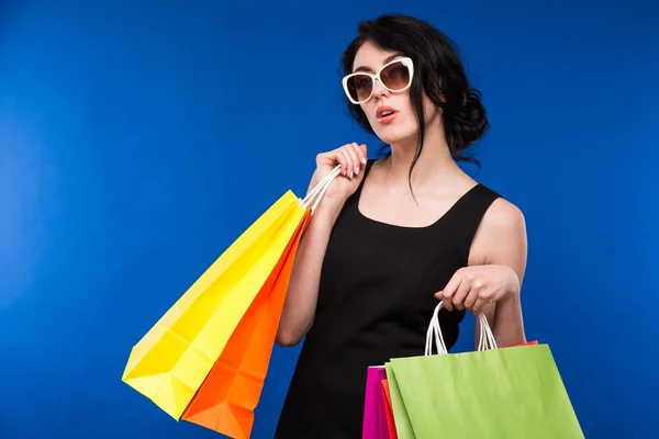 Mädchen in Brille mit Paketen — Stockfoto