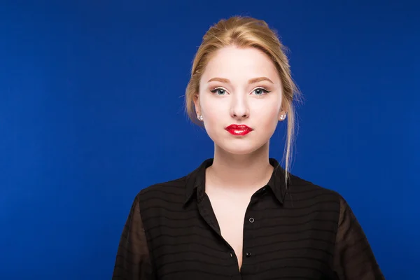 Retrato de una chica con labios rojos —  Fotos de Stock