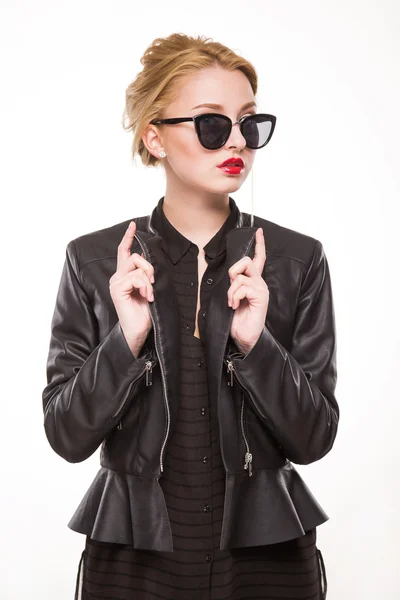 Kız bir ceket ve güneş gözlüğü — Stok fotoğraf