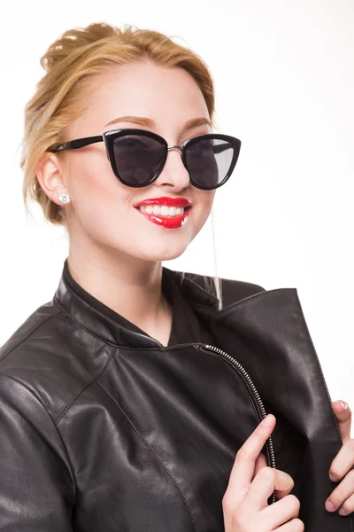 A lány mosolyogva kabátot és szemüveg — Stock Fotó