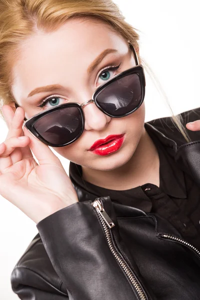 Güneş gözlüğü ceketi giyen kız — Stok fotoğraf