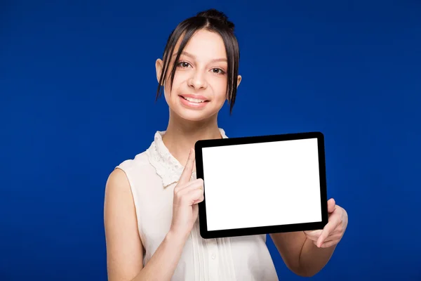 Chica con una tableta en las manos — Foto de Stock