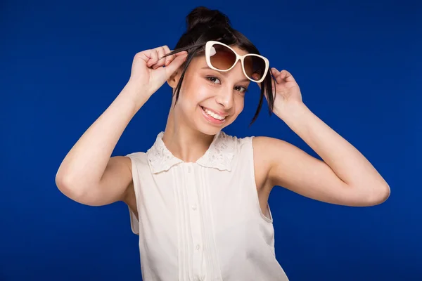 Fille en lunettes de soleil — Photo