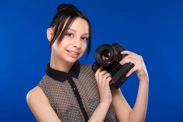 Meisje kijkt naar de camera — Stockfoto