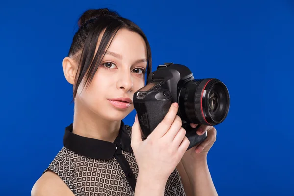 Vasthouden van de camera over gezicht meisje — Stockfoto
