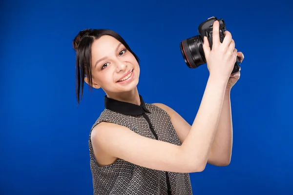 Meisje houdt de camera in handen — Stockfoto
