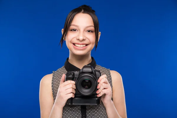Meisje houdt de camera in handen — Stockfoto