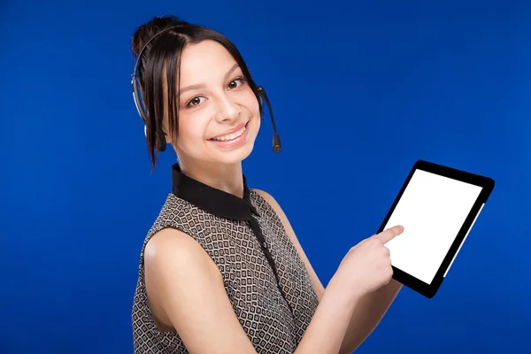 Chica con un auricular y una tableta — Foto de Stock