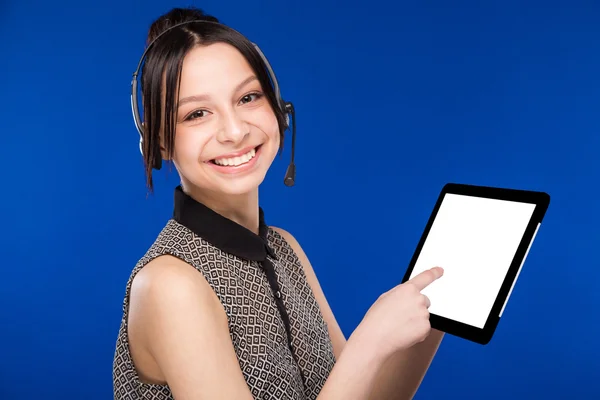 Chica con un auricular y una tableta — Foto de Stock