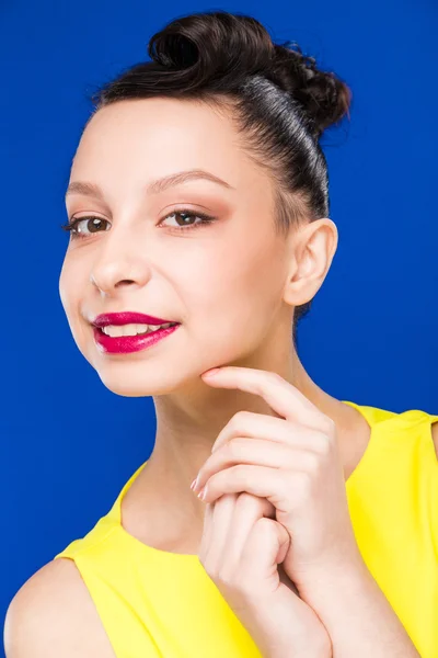 Portret van een meisje met make-up in gele jurk — Stockfoto